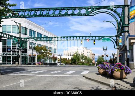 Everett, WA, USA - 30. Juli 2025 - grünes Viereck über der Kreuzung von Colby und Hewitt Avenue in der Innenstadt von Everett im Sommer Stockfoto