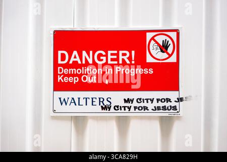 Gefahr Abriss läuft. Schild mit Graffiti fernhalten Stockfoto