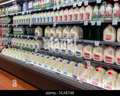 Verschiedene Milchbehälter in den Regalen in den Gefriertruhen zum Verkauf in einem Supermarkt. Utah, USA. Stockfoto