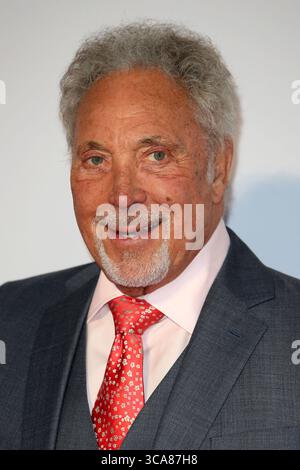 27. September 2018, London, Vereinigtes Königreich: Sir Tom Jones nimmt an der britischen Premiere von A Star is Born im Vue West End in London Teil. (Credit Image: © Fred Duval/SOPA Images via ZUMA Press Wire) Stockfoto
