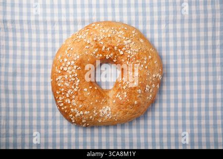Frisch gebackenes rundes Brot. Brot von oben auf Tuch Stockfoto