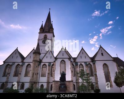 Lutherische Marienkathedrale in Sibiu, Rumänien, mit gotischer Architektur und hohem Turm, der bei Sonnenuntergang über der historischen siebenbürgischen Altstadt ragt Stockfoto