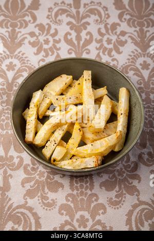 Gemüsefritten in Schüssel auf altem Tuch von oben, gesundes Essen gesunder Lebensstil Stockfoto