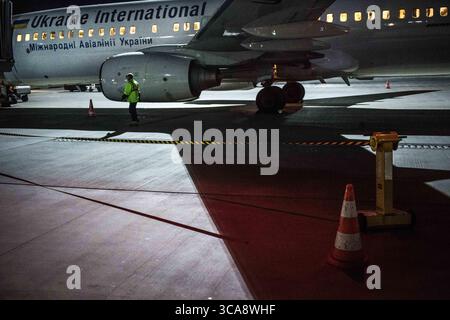 Februar 2019 – Kiew, Kiew, Ukraine – Abbildung eines Flugzeugs von Ukraine International Airlines (Foto: © Sadak Souici/ZUMA Press Wire) Stockfoto
