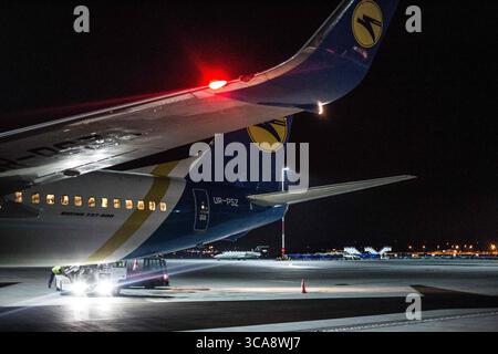Februar 2019 – Kiew, Kiew, Ukraine – Abbildung eines Flugzeugs von Ukraine International Airlines (Foto: © Sadak Souici/ZUMA Press Wire) Stockfoto