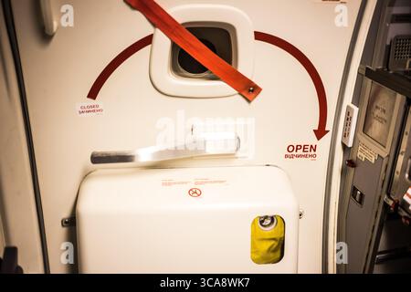 Februar 2019 – Kiew, Kiew, Ukraine – Abbildung eines Flugzeugs von Ukraine International Airlines (Foto: © Sadak Souici/ZUMA Press Wire) Stockfoto