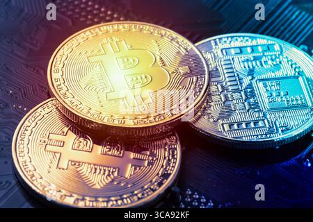 Bitcoins auf Computermotherboard. Bitcoin-btc-Kryptowährung auf Computerplatine. Makroaufnahme. Getöntes Bild. Stockfoto