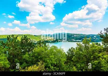 Schöne Aussicht auf den Abrau-Durso See in den Bergen des Kaukasus. Stockfoto