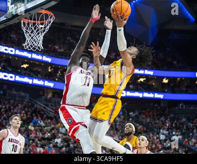 10. März 2023 Las Vegas, NV, USA Arizona Wildcats Center Oumar Ballo (11) blockiert den Schuss während des Halbfinals des NCAA Pac 12 Men's Basketball Turniers zwischen Arizona Wildcats und den Arizona State Sun Devils. Arizona besiegte Arizona State 78-59 in der T Mobile Arena Las Vegas, NV. Thurman James/CSM (Foto: © Thurman James/CSM via ZUMA Press Wire) Stockfoto