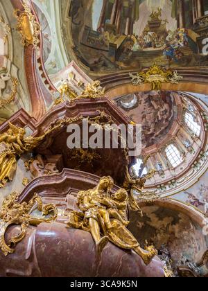 Barocke Kanzel in der Nikolaikirche auf dem Kleinen Stadtplatz, Mala Strana, Prag, Tschechien, Europa, EU. Stockfoto