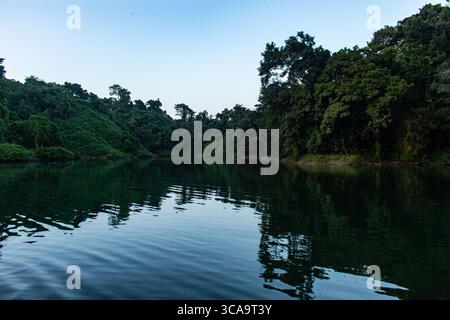 Malerischer Blick auf den Kaptai-See, umgeben von grünen Hügeln in Rangamati Stockfoto