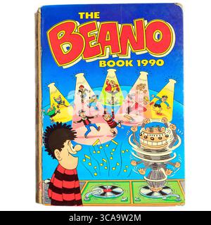 Vintage Beano Annual 1990 - The Beano Book. Das Studio hat ein Foto des Buchumschlags auf hellem Hintergrund eingerichtet. Stockfoto