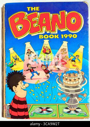 Vintage Beano Annual 1990 - The Beano Book. Das Studio hat ein Foto des Buchumschlags auf hellem Hintergrund eingerichtet. Stockfoto