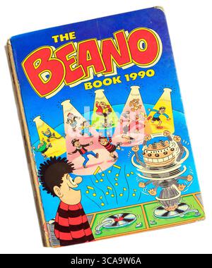 Vintage Beano Annual 1990 - The Beano Book. Das Studio hat ein Foto des Buchumschlags auf hellem Hintergrund eingerichtet. Stockfoto