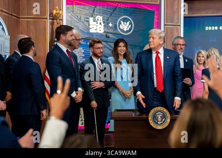 Washington, Vereinigte Staaten Von Amerika. August 2025. Washington, Vereinigte Staaten von Amerika. August 2025. US-Präsident Donald Trump, Center, bereitet sich darauf vor, eine Exekutivverordnung zur Schaffung einer Task Force für die Olympischen Spiele 2028 in Los Angeles im South Court Auditorium des Eisenhower Executive Office Building des Weißen Hauses, 5. August 2025 in Washington, DC, zu unterzeichnen Stockfoto