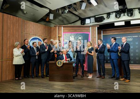 Washington, Vereinigte Staaten Von Amerika. August 2025. Washington, Vereinigte Staaten von Amerika. August 2025. US-Präsident Donald Trump, Center, unterschreibt eine Anordnung zur Einrichtung einer Task Force für die Olympischen Spiele 2028 in Los Angeles im South Court Auditorium des Eisenhower Executive Office Building des Weißen Hauses, 5. August 2025 in Washington, DC Credit: Joyce Boghosian/White House Photo/Alamy Live News Stockfoto
