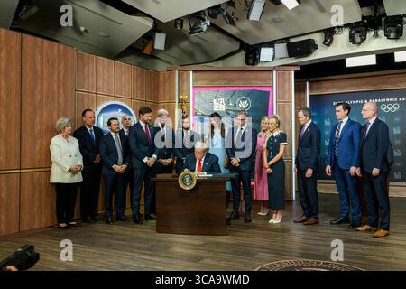 Washington, Vereinigte Staaten Von Amerika. August 2025. Washington, Vereinigte Staaten von Amerika. August 2025. US-Präsident Donald Trump, Center, unterschreibt eine Anordnung zur Einrichtung einer Task Force für die Olympischen Spiele 2028 in Los Angeles im South Court Auditorium des Eisenhower Executive Office Building des Weißen Hauses, 5. August 2025 in Washington, DC Credit: Joyce Boghosian/White House Photo/Alamy Live News Stockfoto