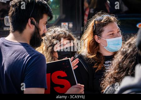 4. Februar 2023, Santa Monica, Kalifornien, USA: Demonstranten gegen Abtreibung und reproduktive Rechte standen sich außerhalb eines Walgreens in West LA gegenüber. (Foto: © Jake Lee Green/ZUMA Press Wire) Stockfoto