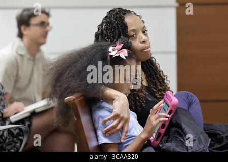 Mai 2023, Ft. Lauderdale, FL, USA: Philana Holmes und ihre Tochter Olivia Caraballo, 7 Jahre alt, hören am Mittwoch, den 10. Mai 2023 im Broward County Courthouse in Fort Lauderdale, Florida, die letzte Zeugin in ihrem Fall. Holmes und Olivias Vater, Humberto Caraballo Estevez, verklagen McDonald's, nachdem ihre Tochter Verbrennungen zweiten Grades von einem heißen Hühnchennugget bekommen hat. (Bild: © Mike Stocker/South Florida Sun Sentinel via ZUMA Press Wire) Stockfoto