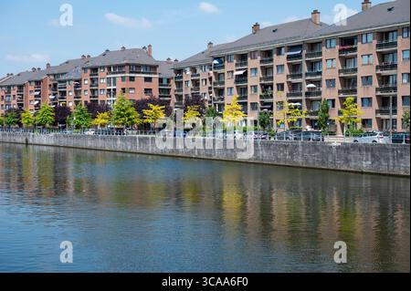 Apartmentblöcke an der Schelde in Tournai, Hennegau, Belgien 12. Juli 2025 Stockfoto
