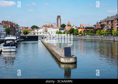 Apartmentblöcke an der Schelde in Tournai, Hennegau, Belgien 12. Juli 2025 Stockfoto