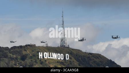 12. März 2023, Los Angeles, Kalifornien, USA: Das Presidential Advance Team für Präsident Biden fliegt über das Hollywood-Schild in Richtung Burbank Airport. Präsident Biden wird am Dienstag die Gemeinde San Gabriel Valley im Monterey Park besuchen, um über die Bemühungen zur Reduzierung der Waffengewalt zu diskutieren. 11 Menschen wurden am 21. Januar in der Stadt östlich von Los Angeles getötet. (Bild: © Gene Blevins/ZUMA Press Wire) Stockfoto