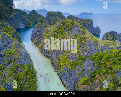 Große Lagune und kleine Lagune auf Miniloc Island in der Nähe von El Nido, Palawan, Philippinen. 4K Drohnen-Videomaterial aus der Luft von kristallklarer Lagune Stockfoto