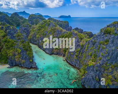 Große Lagune und kleine Lagune auf Miniloc Island in der Nähe von El Nido, Palawan, Philippinen. 4K Drohnen-Videomaterial aus der Luft von kristallklarer Lagune Stockfoto