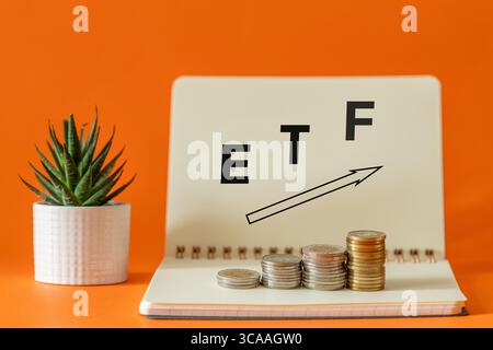 Symbol ETF, Akronym für Exchange Traded Fund, Business and Financial Concept.Notizbuch mit ETF-Symbol. Ein Börsenindexfonds in der Finanzaufsicht Stockfoto