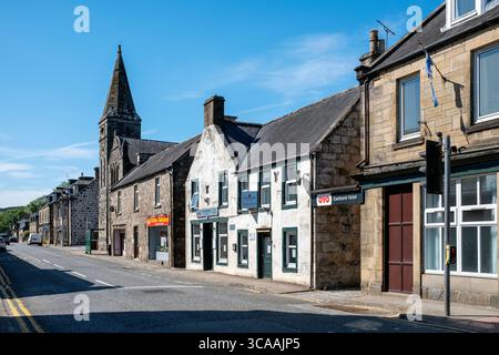Rothes High Street, mit dem OYO Eastbank Hotel - Moray, Schottland, Großbritannien. Stockfoto