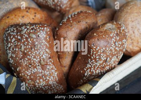 Frische Vollkornbrötchen, belegt mit Samen, auf Büfett zum Frühstück. Stockfoto