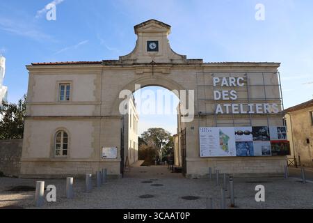Das LUMA Center, die Veranstaltungshalle, die Ausstellungshalle und das Konferenzzentrum, Außenansicht, Stadt Arles, Département Bouches-du-Rhône, Frankreich Stockfoto