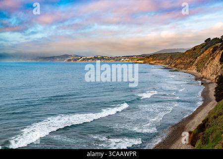 Die ruhige Küste von Maitencillo, Chile, von Puchuncaví aus gesehen, zeigt den weiten Pazifik und die zerklüftete Landschaft. Stockfoto