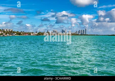 Ein atemberaubender Panoramablick auf Sunny Isles Beach, Miami, mit seiner modernen Skyline, die von der Küste aufsteigt. Stockfoto