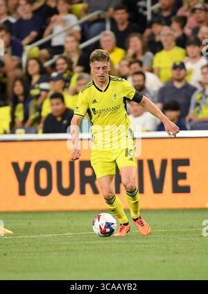 10. Mai 2023: Nashville SC-Verteidiger Laurence Wyke (16) dribbelt in der ersten Hälfte eines MLS-Spiels zwischen dem FC Dallas und Nashville SC im Geodis Park in Nashville, TN Steve Roberts/CSM (Credit Image: © @ Steve Roberts/CSM via ZUMA Press Wire) Stockfoto