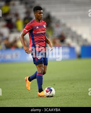 10. Mai 2023: FC Dallas Verteidiger Geovane Jesus (2) dribbelt in der ersten Hälfte eines MLS-Spiels zwischen FC Dallas und Nashville SC im Geodis Park in Nashville, TN Steve Roberts/CSM (Credit Image: © @ Steve Roberts/CSM via ZUMA Press Wire) Stockfoto