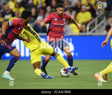 10. Mai 2023: Nashville SC Mittelfeldspieler Brian Anunga (27) stoppt das Dribble des FC Dallas Forward JesÃÂºs Ferreira (10) während der ersten Hälfte eines MLS-Spiels zwischen dem FC Dallas und Nashville SC im Geodis Park in Nashville, TN Steve Roberts/CSM (Credit Image: © @ Steve Roberts/CSM via ZUMA Press Wire) Stockfoto