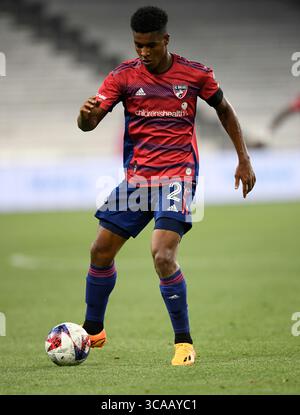 10. Mai 2023: FC Dallas Verteidiger Geovane Jesus (2) dribbelt in der ersten Hälfte eines MLS-Spiels zwischen FC Dallas und Nashville SC im Geodis Park in Nashville, TN Steve Roberts/CSM (Credit Image: © @ Steve Roberts/CSM via ZUMA Press Wire) Stockfoto