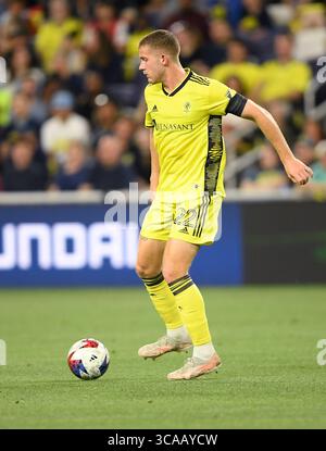 10. Mai 2023: Nashville SC-Verteidiger Josh Bauer (22) dribbelt gegen den FC Dallas während der ersten Hälfte eines MLS-Spiels zwischen dem FC Dallas und Nashville SC im Geodis Park in Nashville, TN Steve Roberts/CSM (Credit Image: © @ Steve Roberts/CSM via ZUMA Press Wire) Stockfoto