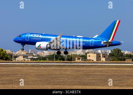 ITA Airways Airbus A220-100 (Reg.: EI-MVF) landet Landebahn 31 am Nachmittag. Stockfoto