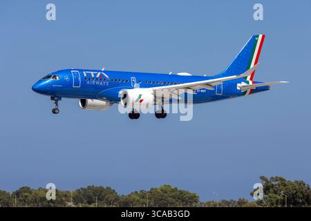 ITA Airways Airbus A220-100 (Reg.: EI-MVF) landet Landebahn 31 am Nachmittag. Stockfoto