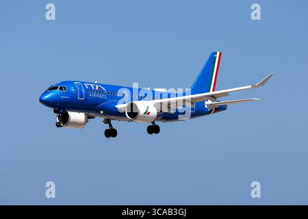 ITA Airways Airbus A220-100 (Reg.: EI-MVF) landet Landebahn 31 am Nachmittag. Stockfoto