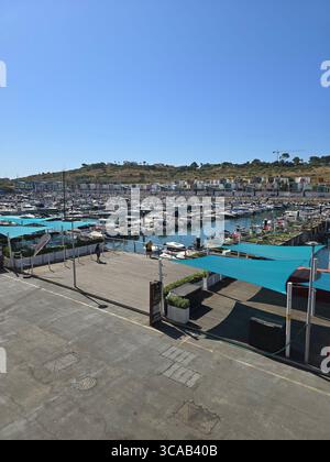 Albufeira Marina an der Algarve, Portugal, mit Yachten und Segelbooten an einem sonnigen Tag. Stockfoto