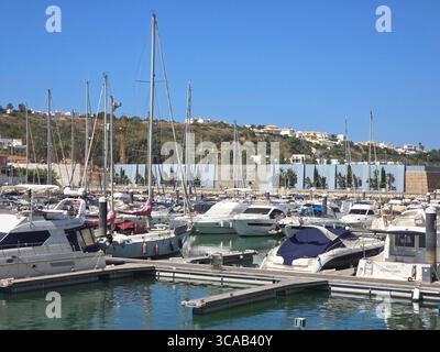 Albufeira Marina an der Algarve, Portugal, mit Yachten und Segelbooten an einem sonnigen Tag. Stockfoto