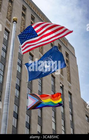 Kansas City, Missouri. Eine Vielzahl von Fahnen fliegen vor dem Jackson County Courthouse Stockfoto