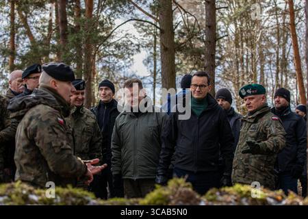 12. März 2023, Warschau, Polen: Polnischer Premierminister Mateusz Morawiecki, 2. Rechte, und Verteidigungsminister Mariusz BÅ‚aszczak, Zentrum, beobachten taktische Demonstrationen während der Veranstaltung Train with NATO am 12. März 2023 in Warschau, Polen. (Bild: © Sgt. Lianne Hirano/U.S. Army/Planet Pix via ZUMA Press Wire) Stockfoto