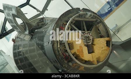 Nahaufnahme und vollständige Ansicht einer originalen NASA Gemini Raumkapsel, die in einer Glasausstellung im California Science Center ausgestellt ist und Detaile zeigt Stockfoto
