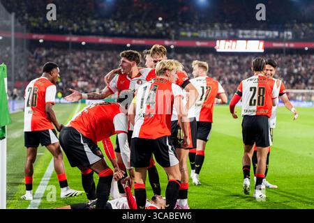 Rotterdam, Niederlande. August 2025. Rotterdam: Givairo Read von Feyenoord, Jordan Bos von Feyenoord, Luciano Valente von Feyenoord, Casper Tengstedt von Feyenoord und Tsuyoshi Watanabe von Feyenoord während der dritten Qualifikationsrunde 1. Leg der Champions League 2025/2026. Das Spiel findet am 6. August 2025 im Stadion Feijenoord de Kuip zwischen Feyenoord und Fenerbahce SK in Rotterdam statt. Credit: Box to Box Pictures/Alamy Live News Stockfoto