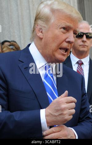NEW YORK, NY - 17. AUGUST: Der hoffnungsvolle Republikaner Donald Trump trifft am 17. August 2015 in New York City am Supreme Court in Manhattan ein, um sich zur Jury zu melden. Trump verbrachte die letzten Tage auf dem Wahlkampfpfad auf der Iowa State Fair, bevor er nach New York zurückkehrte, um die Bürgerpflicht zu erfüllen. ...Leute: Donald Trump (Credit Image: © SMG via ZUMA Press Wire) Stockfoto