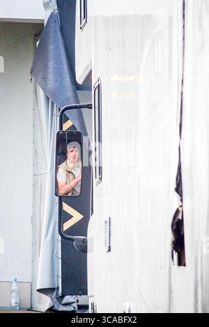 16. Juni 2022, Grenze zwischen Ukraine und Polen, Polen, Polen: NATALIA POPOVA blickt in den Seitenspiegel, während sie ihr Tiertransportfahrzeug auf einen Parkplatz an der Ukrainisch-polnischen Grenze zurückbringt. NATALIA POPOVA rettet seit Kriegsbeginn Wildtiere und schickt sie in den Zoo von Posen, wo sie vorübergehend zur Beobachtung und Quarantäne gehalten werden, bevor sie weiter in die EU transportiert werden. (Kreditbild: © Bianca Otero/ZUMA Press Wire) Stockfoto